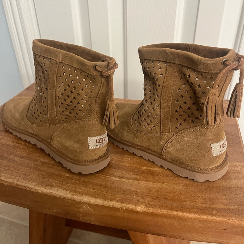 Girls UGG Chestnut Suede Boots with Patterned Lining size 4